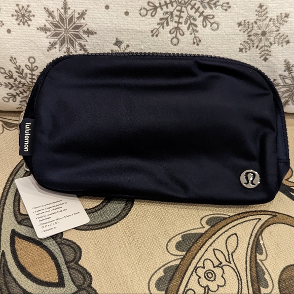 NWT Lululemon Everywhere Belt Bag - Picture 3 of 10